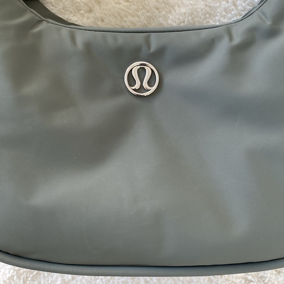 ❤️ Lululemon Mini Shoulder Bag 4L Grey Sage NWT - Picture 2 of 16